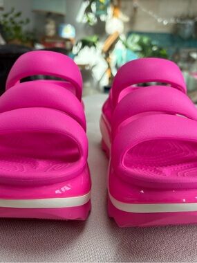 CROCS Platform Slide Sandals in Hot Pink
